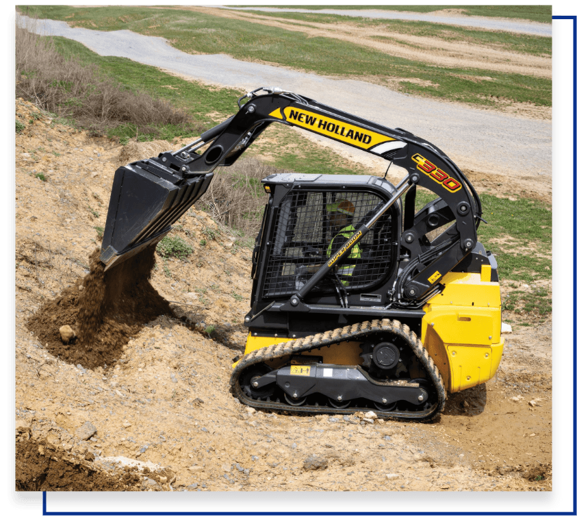 Chargeuse compacte sur chenilles New Holland Construction série 300 en action, idéale pour travaux agricoles et de construction exigeants.